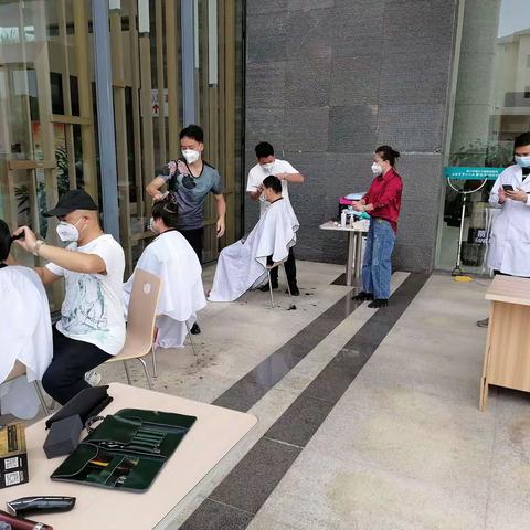 关爱防疫一线员工--免费理发暖人心