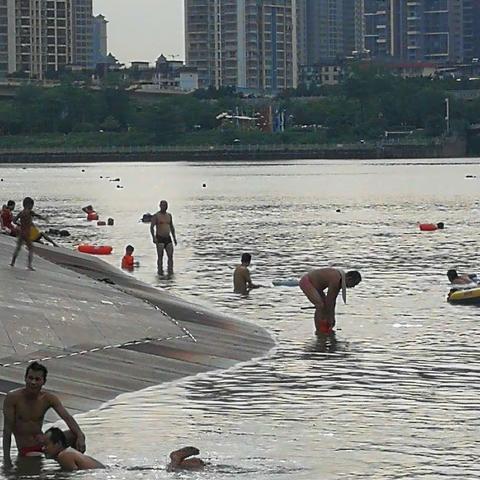 仲夏南宁邕江上戏水的人们