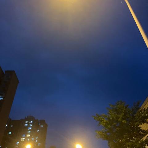 在黑夜里期待一场暴雨