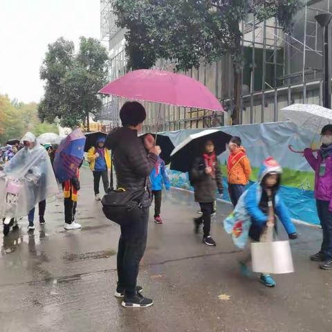 绵绵的细雨，也阻挡不了我们前行的脚步