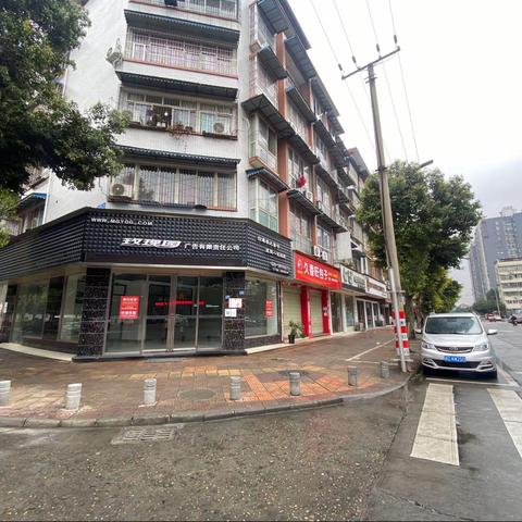🌟🌟转角门面2间出租，琼海路芙蓉丽景旁，100个平方，年租金4.3/年，看房联系66000，地段好