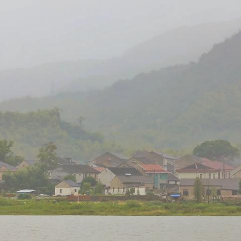 这里有个美丽的小山村