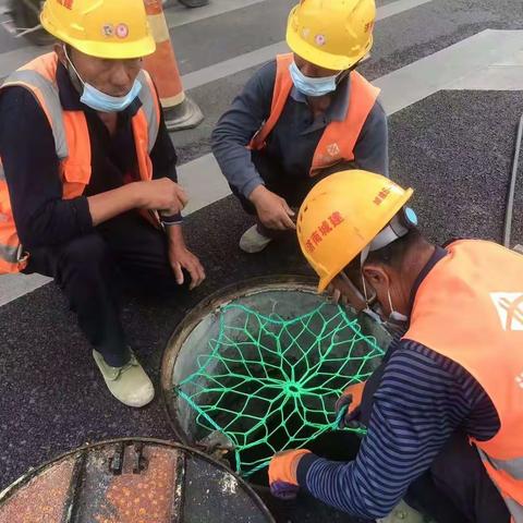 【平阴县住建局】市政窨井加装防坠网 ，保障市民“脚下安全”