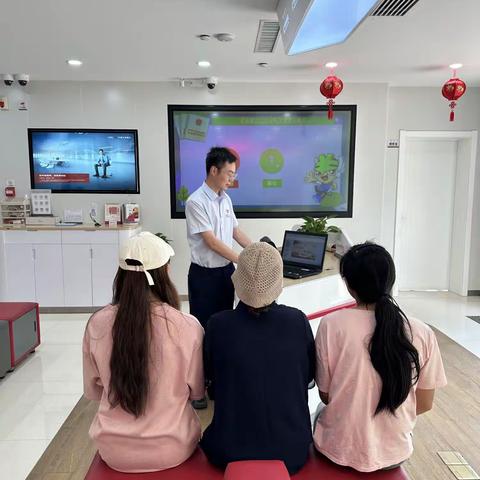 丰镇城隍庙支行开展保险沙龙活动