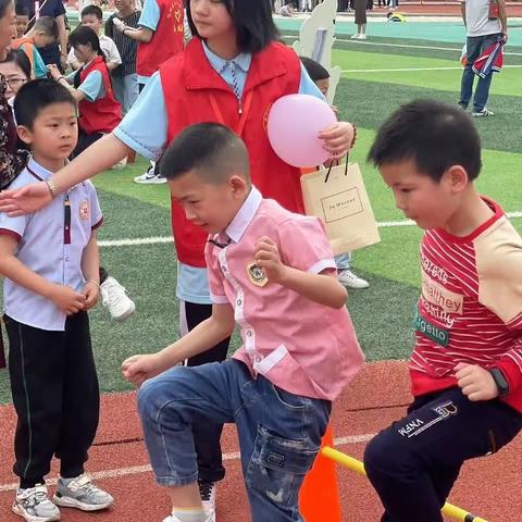 幼小衔接 走进小学——达川区太阳岛幼儿园走进巨全双语学校亲子联谊游园活动