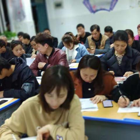 六年段读书沙龙     一起关注青春期叛逆的孩子