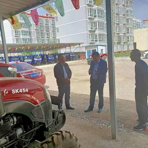 县委常委、县委组织部部长王永成同志深入县农机中心调研全县农机化及支部党建工作