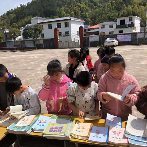 春光十里，正如优秀的你           ——杨岐乡石岭小学举行优秀作业展评暨课题研讨活动