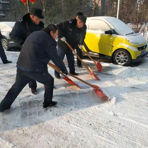 新建北路街道办事处“清扫积雪保畅通”行动