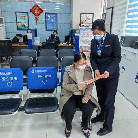 长葛八七路支行开展3.15适老宣教活动