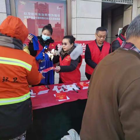 海东社区人大代表联络站组织人大代表开展12.4国家宪法宣传日活动