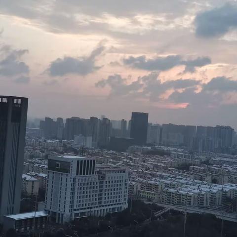 清晨醒来，发现无锡迎来了2020年的第一场雪。在阳光的照耀下，让大地显得更加美丽