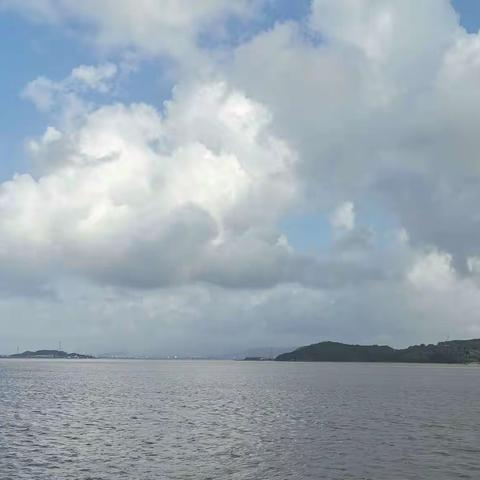 美丽的天空，在去浙江桃花岛的轮船上