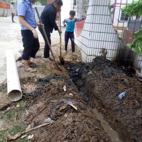 台亚小学师生“巩卫”路上