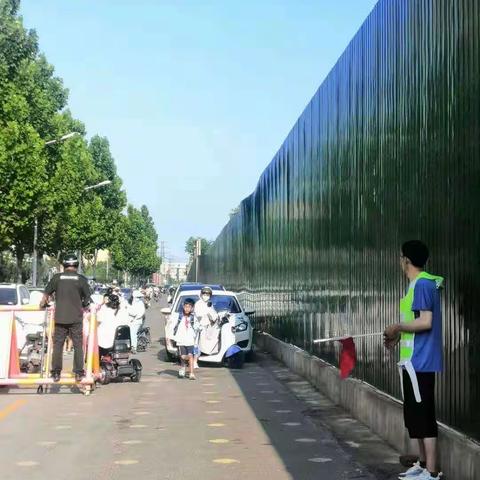 育红小学清山校区一年级三班家长执勤