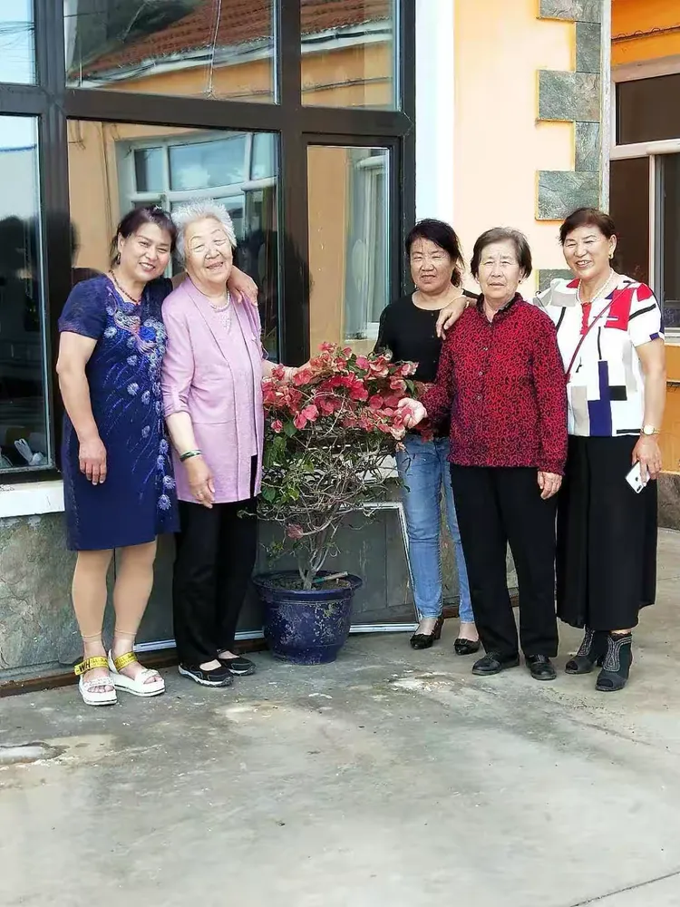 妈妈，二婶，三婶，四婶，老婶，老子妹五个