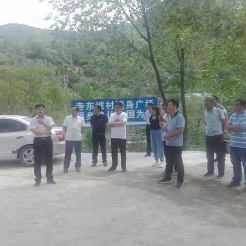 狮豹头乡人大主席团组织部分市乡人大代表视察我乡乡村旅游和农村产权制度改革工作。