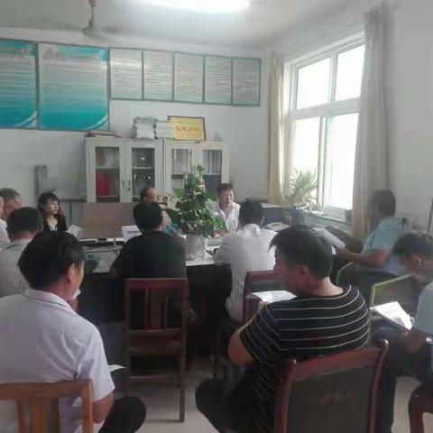 狮豹头乡人大主席团组织部分市乡人大代表学习农村产权制度改革文件，参与各村不规范合同、协议清理审查工作