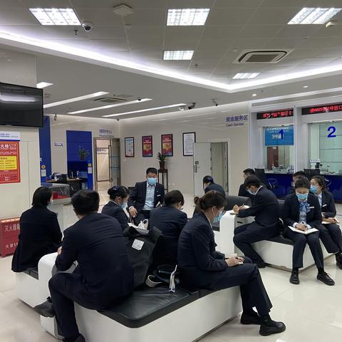 华强城市广场支行开展“全员行动，融合发展”主题讨论会