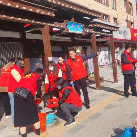 壶关县自然资源局志愿者开展“清洁公交站台擦亮文明城市窗口”志愿服务