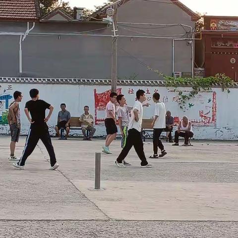 大手拉小手，一起打篮球