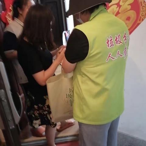 即发阳光城社区垃圾分类敲门行动