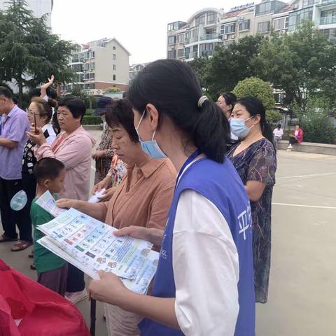 即发阳光城社区为社区居民发放垃圾分类宣传材料