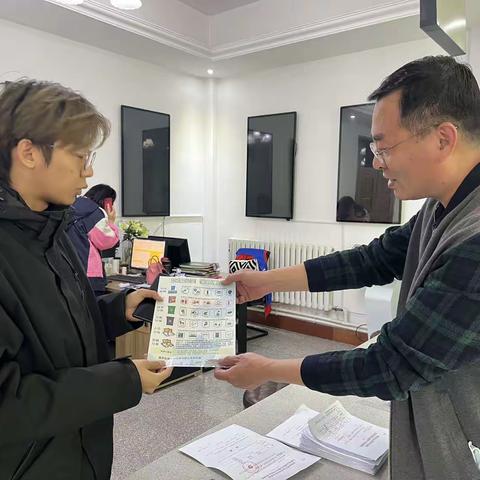 即发阳光城社区为双报道党员发放垃圾分类宣传材料