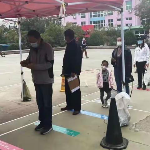 即发阳光城社区核酸检测与垃圾分类宣传“两不误”