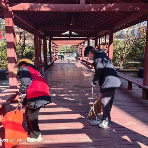 即发阳光城社区党委开展“创文明城市，志愿我先行”环境整治活动