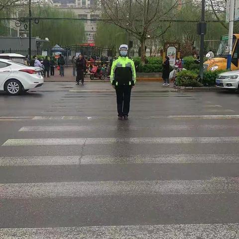 【灵寿交警】不惧风雨，交警同行