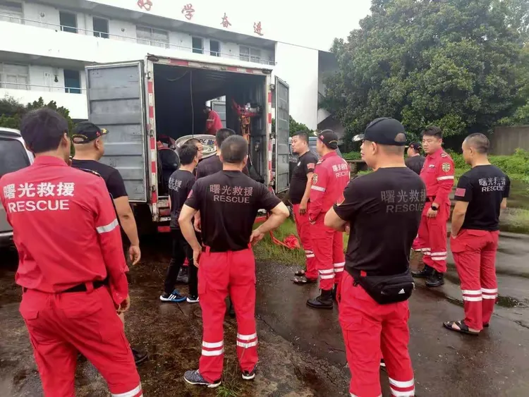 陕西省曙光应急救援协会紧急调集抢险队员驰援安徽芜湖、六安、无为等地积极配合当地政府开展抗洪排险救援工