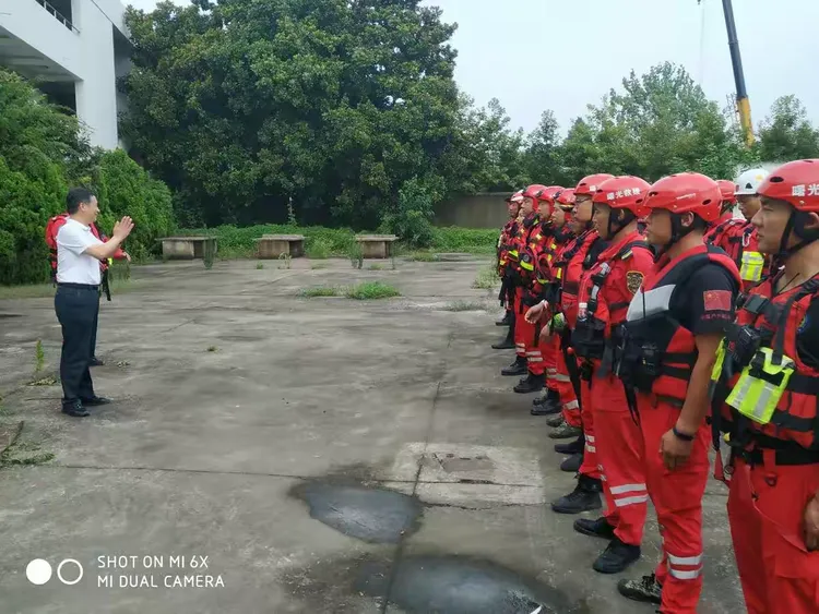 陕西省曙光应急救援协会紧急调集抢险队员驰援安徽芜湖、六安、无为等地积极配合当地政府开展抗洪排险救援工