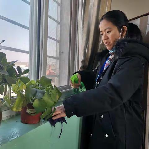 静心教书，潜心育人