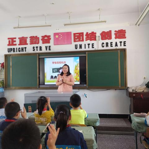 “家校手拉手，共同育英才”，家长进校进班讲班会课 奋斗小学四一班杨鑫亿家长《文明礼仪》班会课侧记