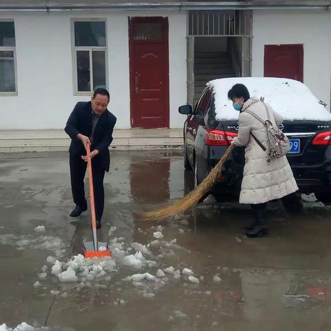 广平县教师进修学校清扫积雪在行动