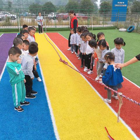 硕博之星幼儿园中一班第八周体能活动---拔河比赛