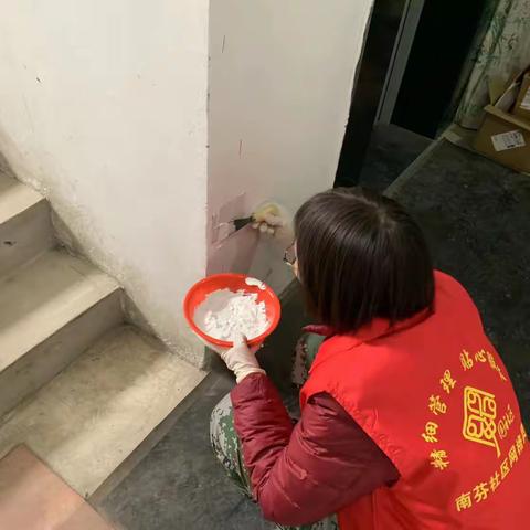 南芬社区爱国卫生活动：清理整治小广告 美化小区我先行