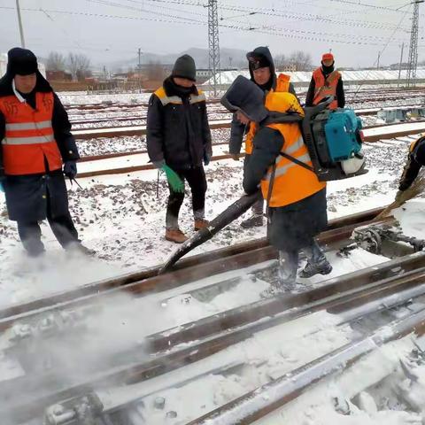 抗风雪、保畅通，桃村站在行动