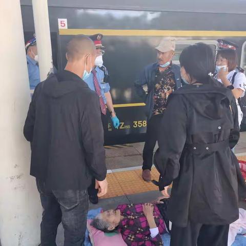 列车贴心服务，让高龄老人乘车无忧圆梦