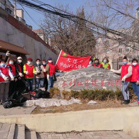 聋人学习雷锋     到社区清卫生