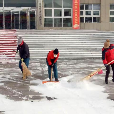 最美不是下雪天，而是雪中坚守的身影