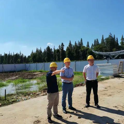 公司副总付海华来到南昌市政公用生态农业示范园—研发大楼项目检查工作