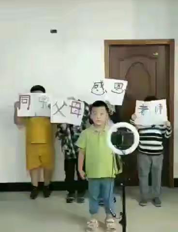 庆六一                                           硒都小学105班周忠宸