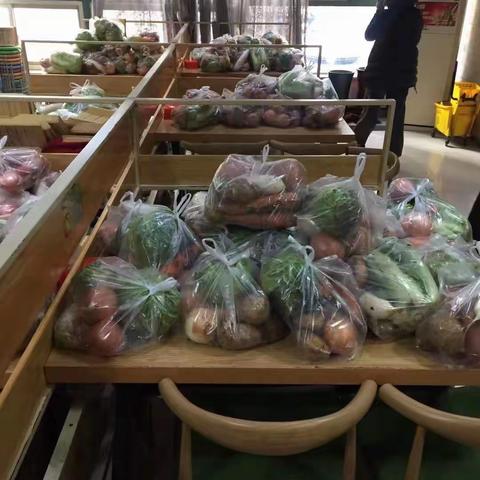 东苑街道方北二社区剑桥春雨志愿者为空巢老人送爱心