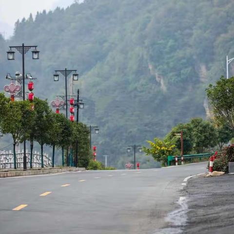 旎丽风光何处寻       碧水青山白杨坪