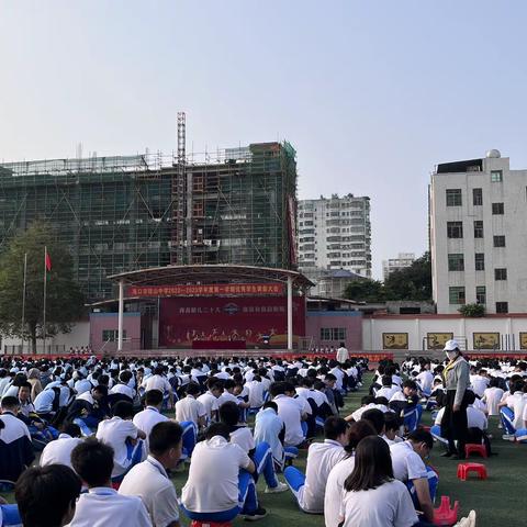 阳春三月花争俏，雁峰四季歌飞扬--海口市琼山中学（初中部）举行学生表彰大会