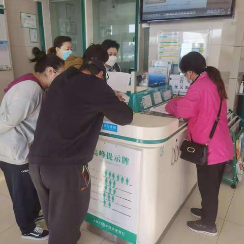 “浓情于心，与爱‘童’行”——关爱未成年人开卡服务