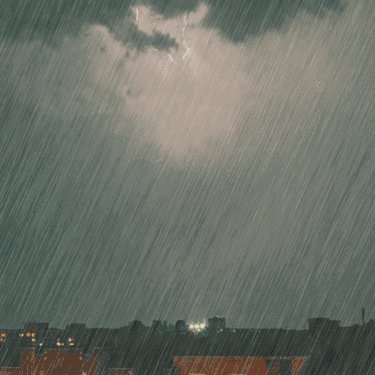 在暴雨+雷电的天气里 我们该怎么办