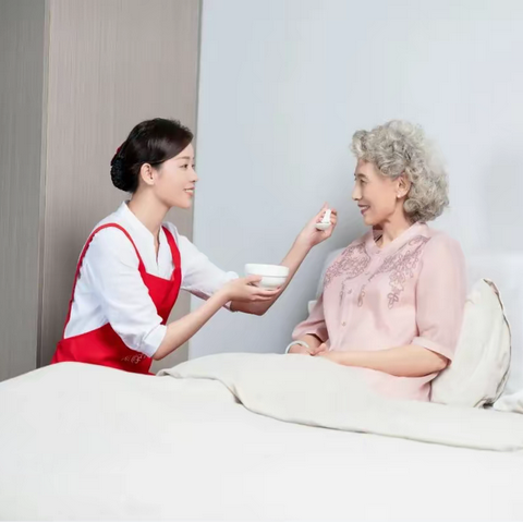 父母老了！雇居家保姆和去养老院养老，哪个更好？